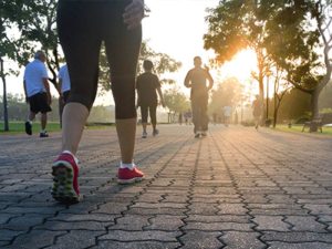 Caminar como una forma segura de mantener la salud de las articulaciones, sin sobrecargar las rodillas